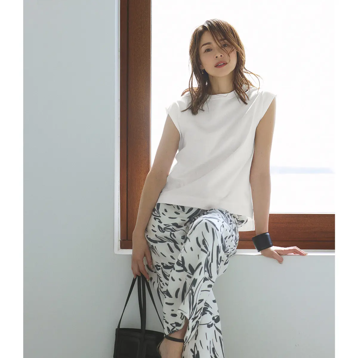 白トップスとモノトーン柄パンツのコーデを着たモデル・SHIHO