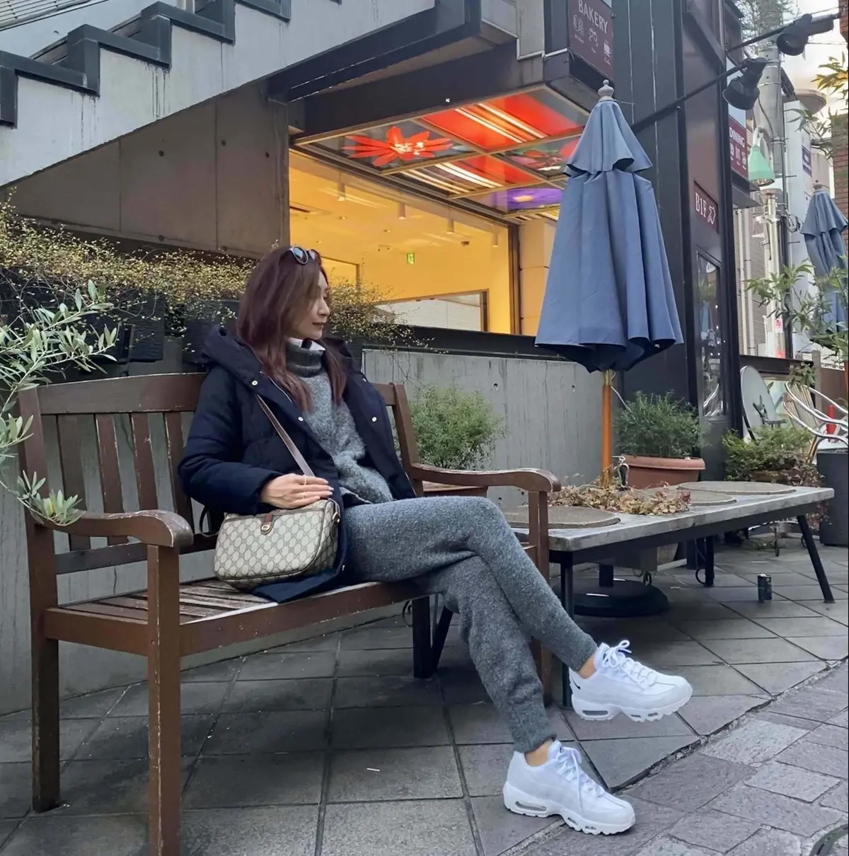 白スニーカーで今年初カフェへの画像_2