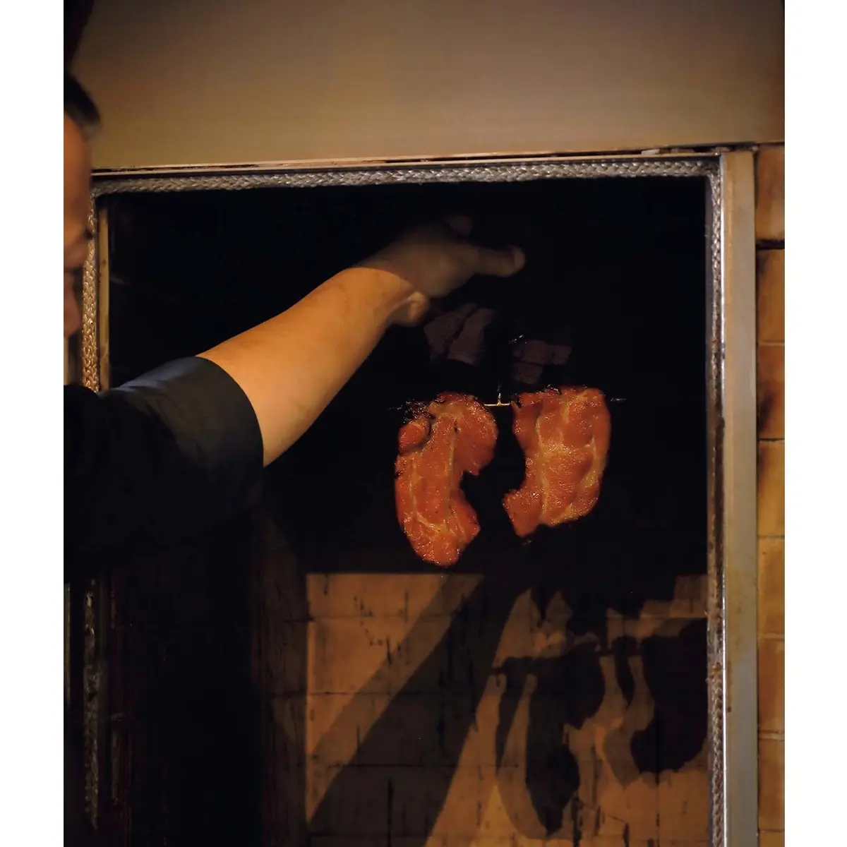 ￥25,000のコースから。高温の窯で脂を落としながら焼き上げた「叉 焼」。途中、ハチミツと水飴でコーティングしてうま味を凝縮する