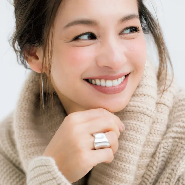 唇にはうっすらツヤと血色がある稲沢朋子