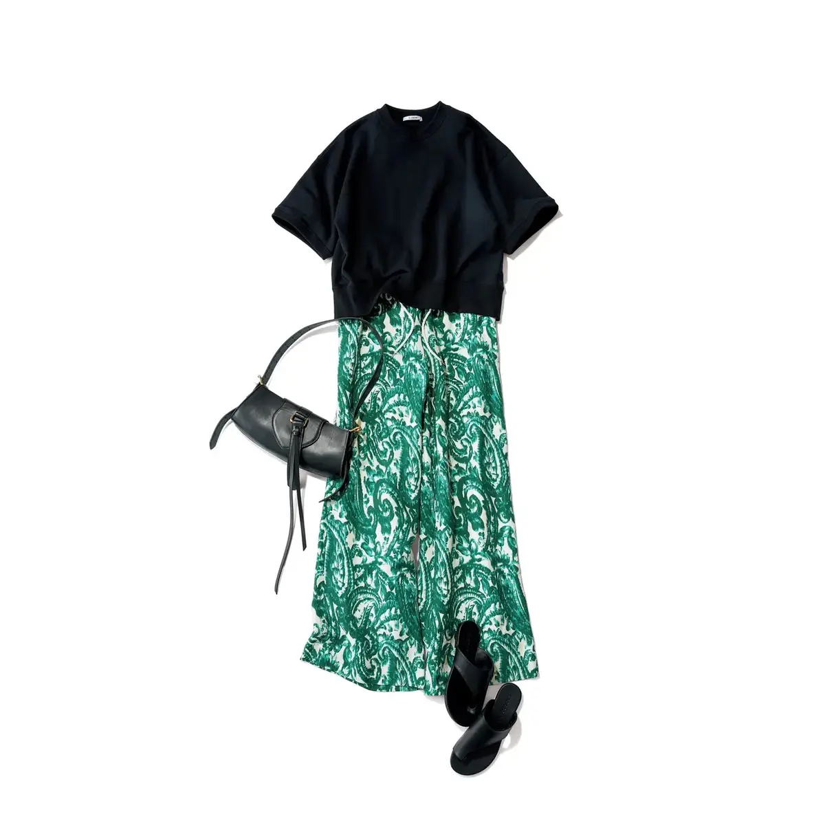 鮮やかグリーンのペイズリー柄パンツで、ぱっと目を引くリゾートスタイルに。