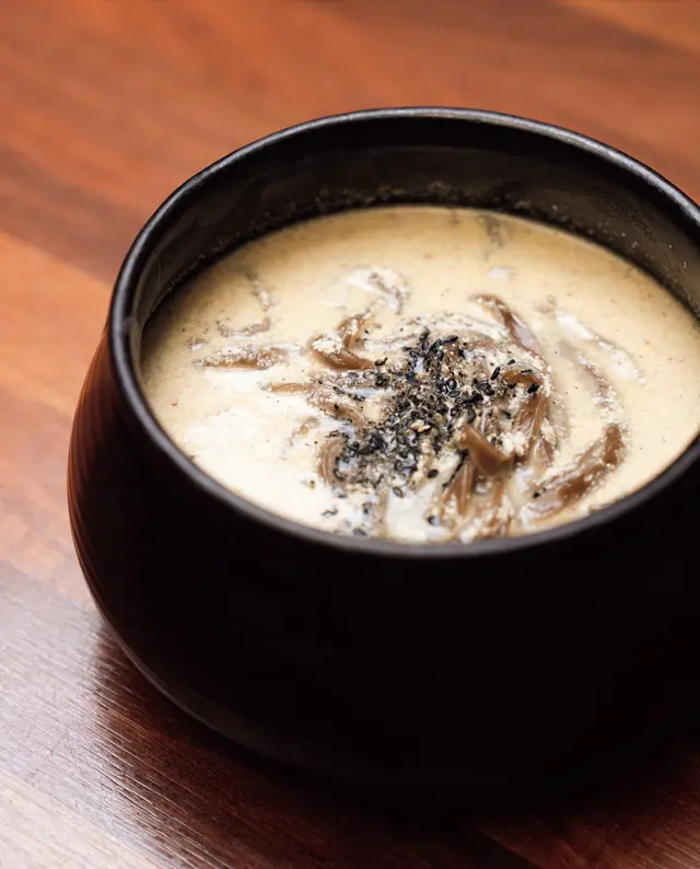 オンギ（韓国の伝統瓶）モチーフの器に入った「メミルトゥルケカルグクス」W14,000。自家製キムチつき