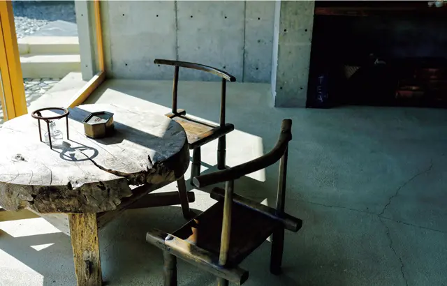 東向きの窓から陽光が射し込む店内