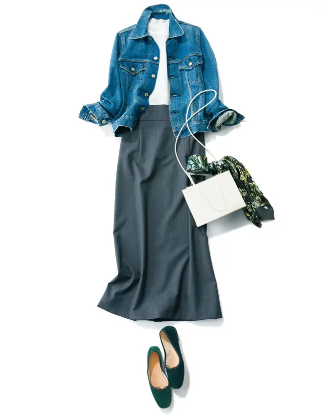 ストレートラインの辛口マキシスカートとバレエシューズのコーデ