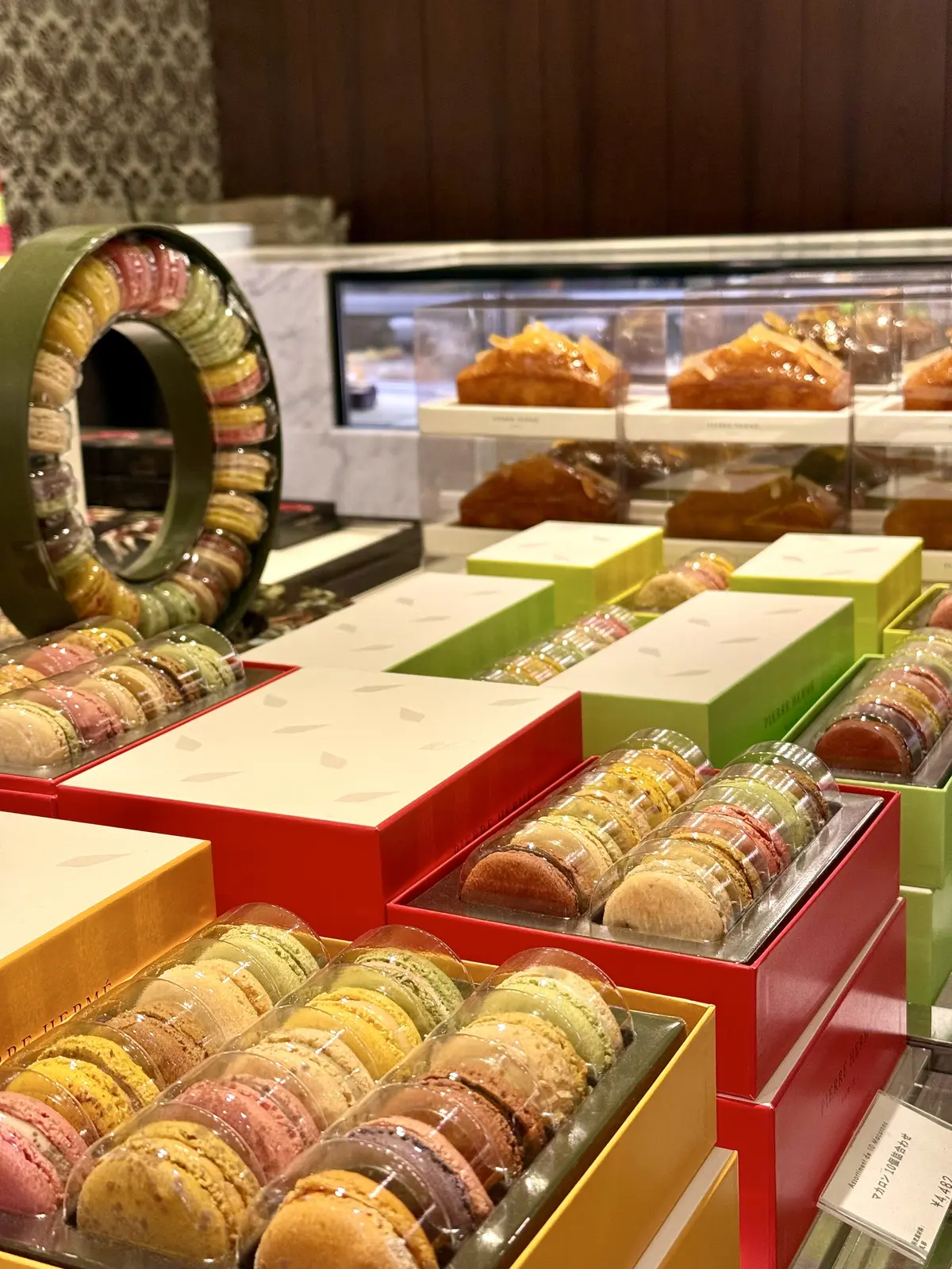 伊勢丹新宿店　ピエール・エルメ店内写真　マカロン