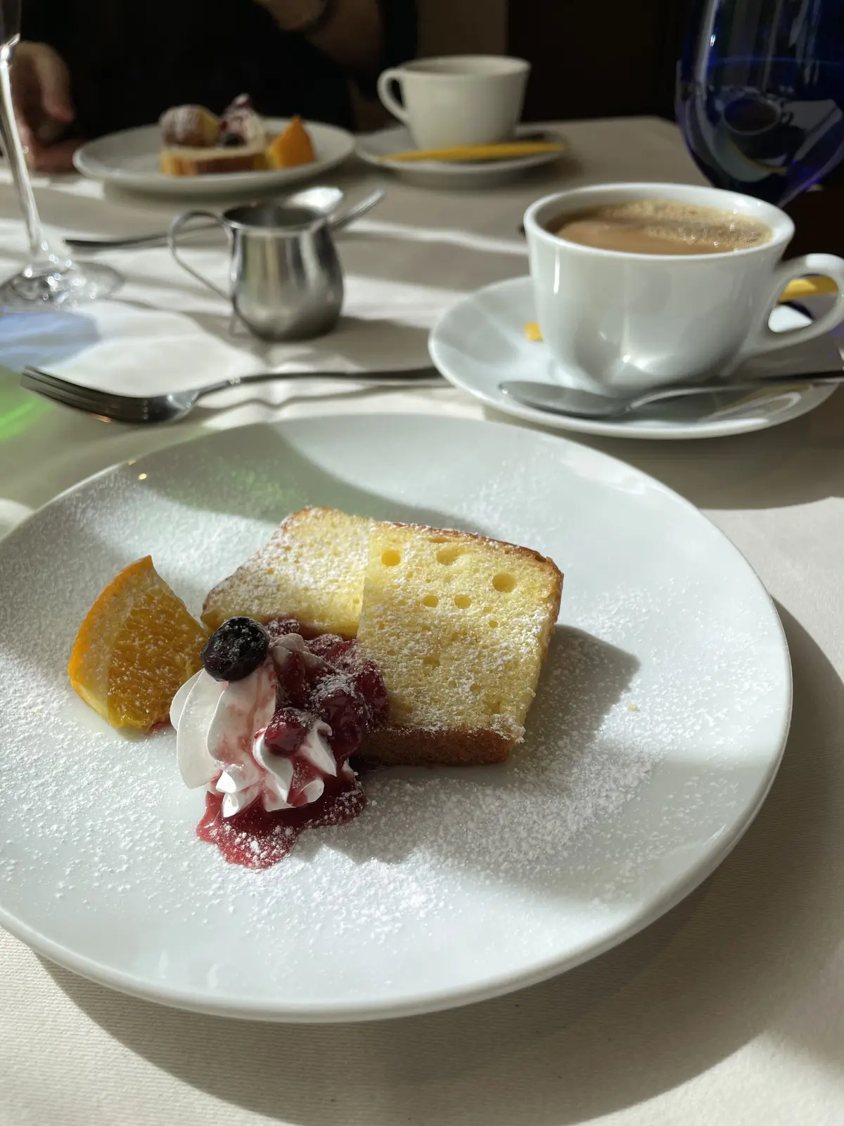 店内、TANTO THE GARDENS、イタリアン、タントタント ザ ガーデン、デザート、ケーキ、ホイップクリーム、カフェラテ、コーヒー、オレンジ