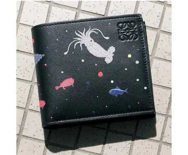 深海のいきものたちがカラフルに描かれて。ライナーに小銭入れが付属しているタイプなのでスマートな出し入れがかなう。