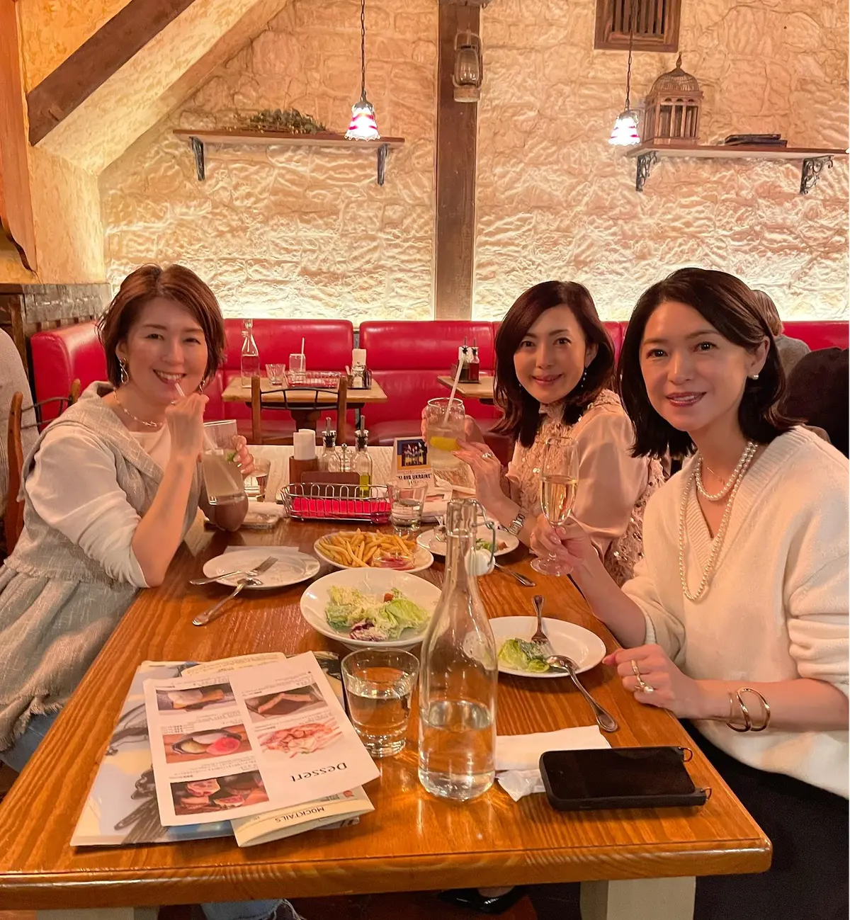 大人ピンクのキラキラジレとホワイトパンツの画像_5