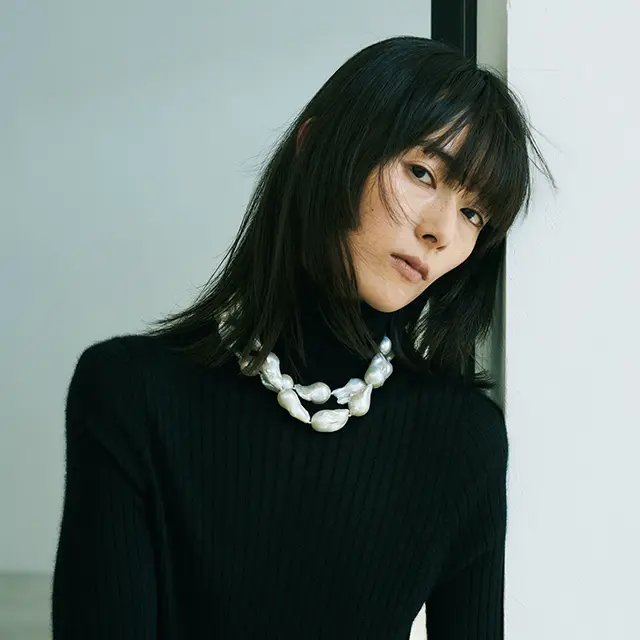 黒のタートルニットをキャンバスに、 大きな淡水パールで強さとツヤを盛って