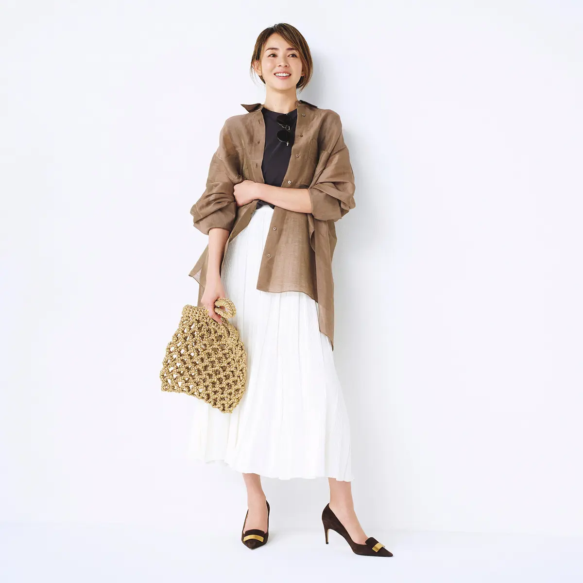 ブラウンのリネンシャツと白スカートのコーデ　モデル・SHIHO