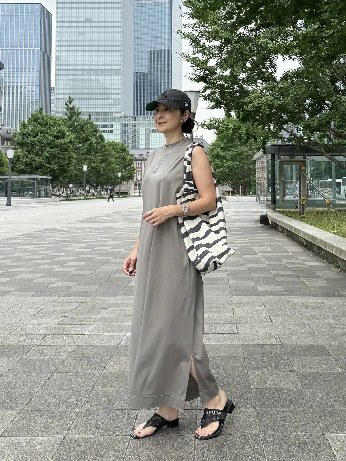 イーバイエクラ　SALONEワンピース　グレージュ　接触冷感ワンピース　黒サンダル、ゼブラ柄バッグ　黒キャップ