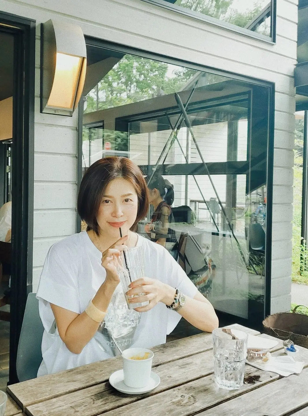 お店で飲み物を飲んでいます