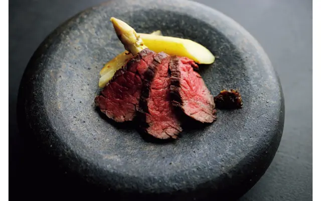 長野・菅平のダボス牧場の牛肉。1時間ほど熾火で火入れ後に直火で香りづけ。