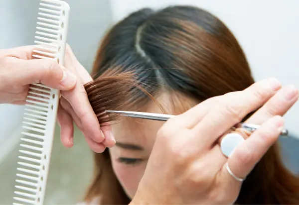 黒目と黒目の幅に短めの前髪をつくり奥行きを出す