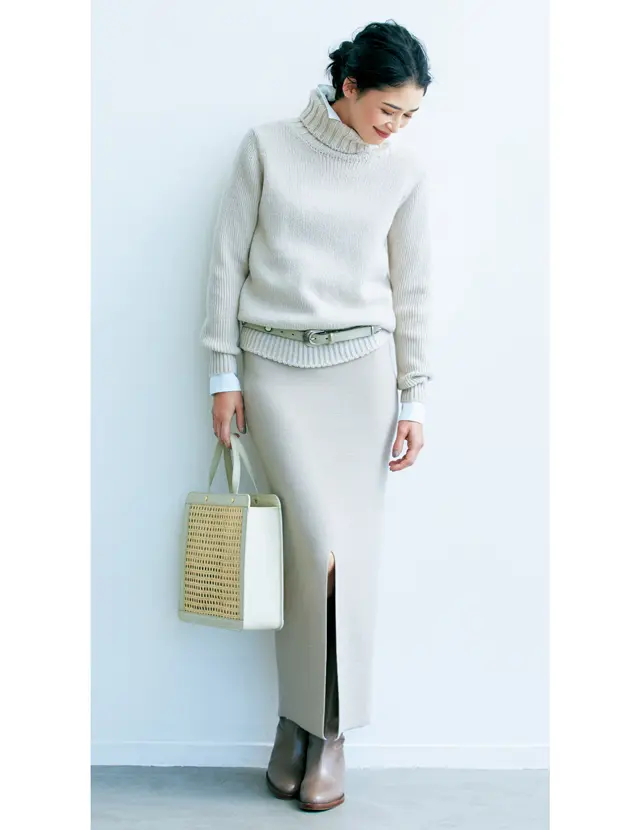 くるぶし丈のタイトスカートで長方形コーデのアドリアナ