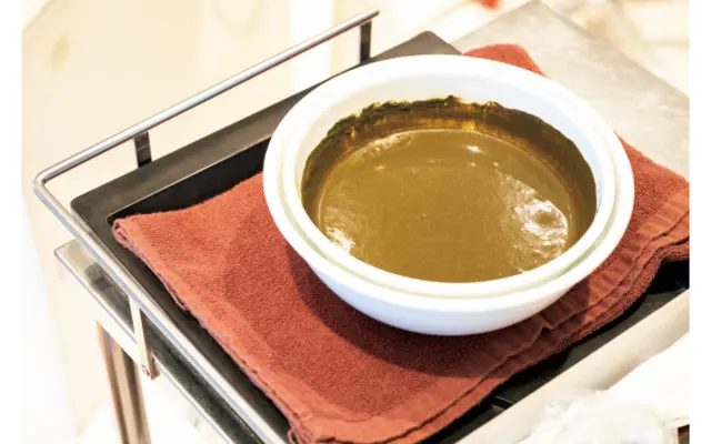 ヘナとインディゴの染料を混ぜて、お湯に溶かした状態