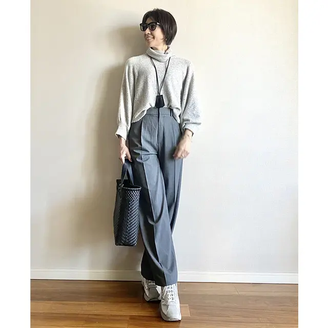かっちり感のあるタックワイドパンツに同色のカジュアルなニットに合わせてラフなコーデに。