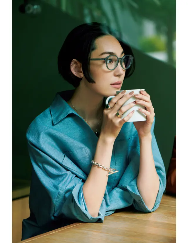 クリアなブルーグリーンのフレームで洋服とのカラーグラデーションコーデのLIZA