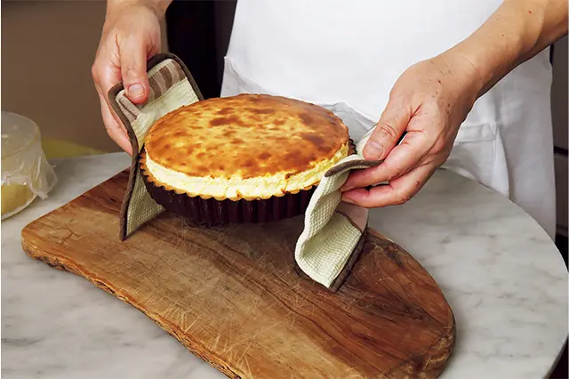 オーブンから出したら、すぐに平らな台の上に5～6㎝高さから2～3回、トントンと落とし、ショックを与える。