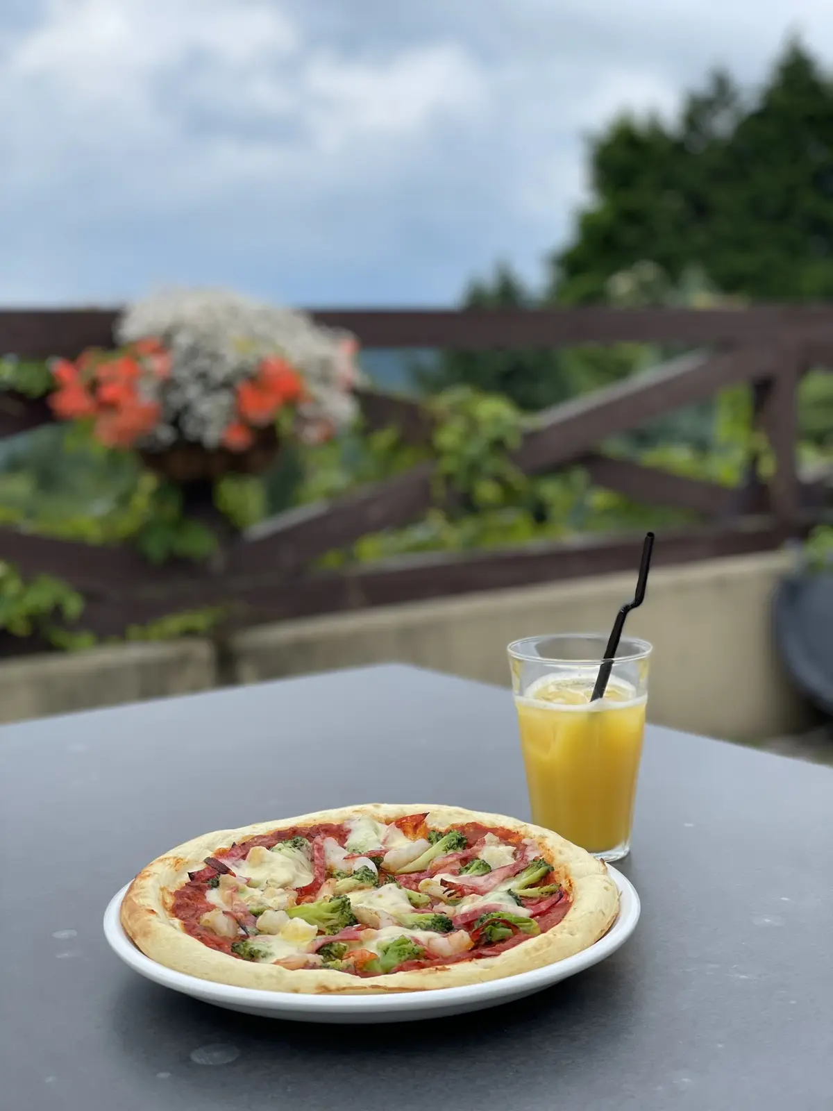 ピザとオレンジジュース