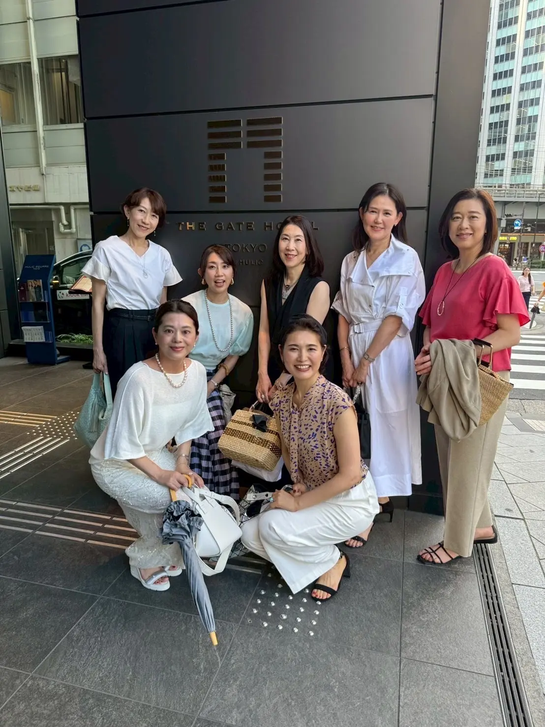 THE GATE HOTEL 東京 のビルの前で記念写真に映るJマダムメンバー