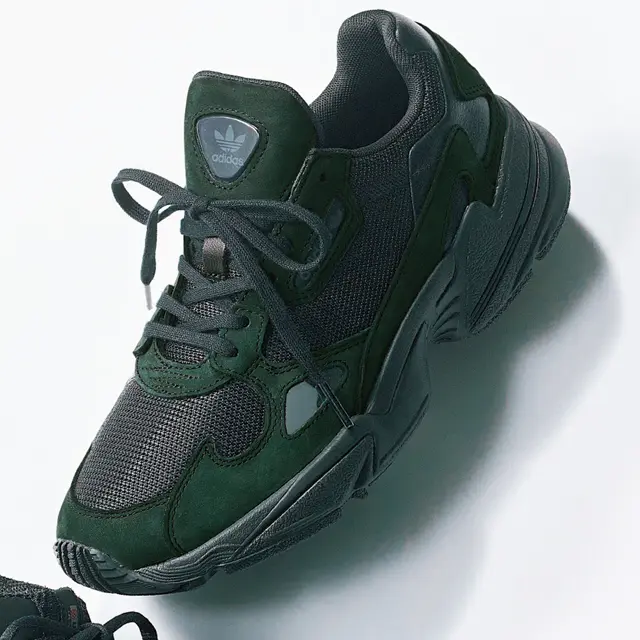 ’90年代テイストのハイテクデザインが人気の「アディダスファルコン」