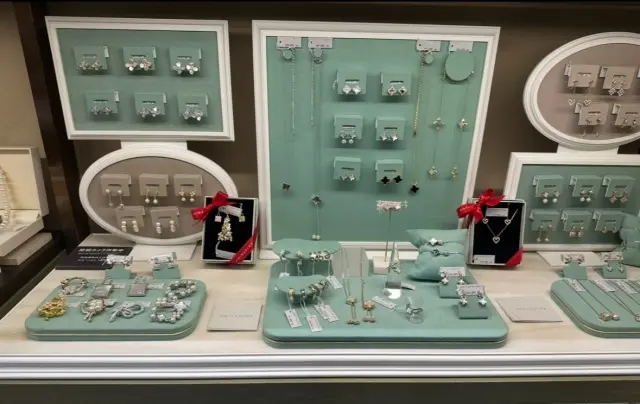 冬のパーティーに、シアー感のあるボウタイの画像_7