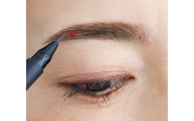 パウダーの上からさらにリキッドで描き足す