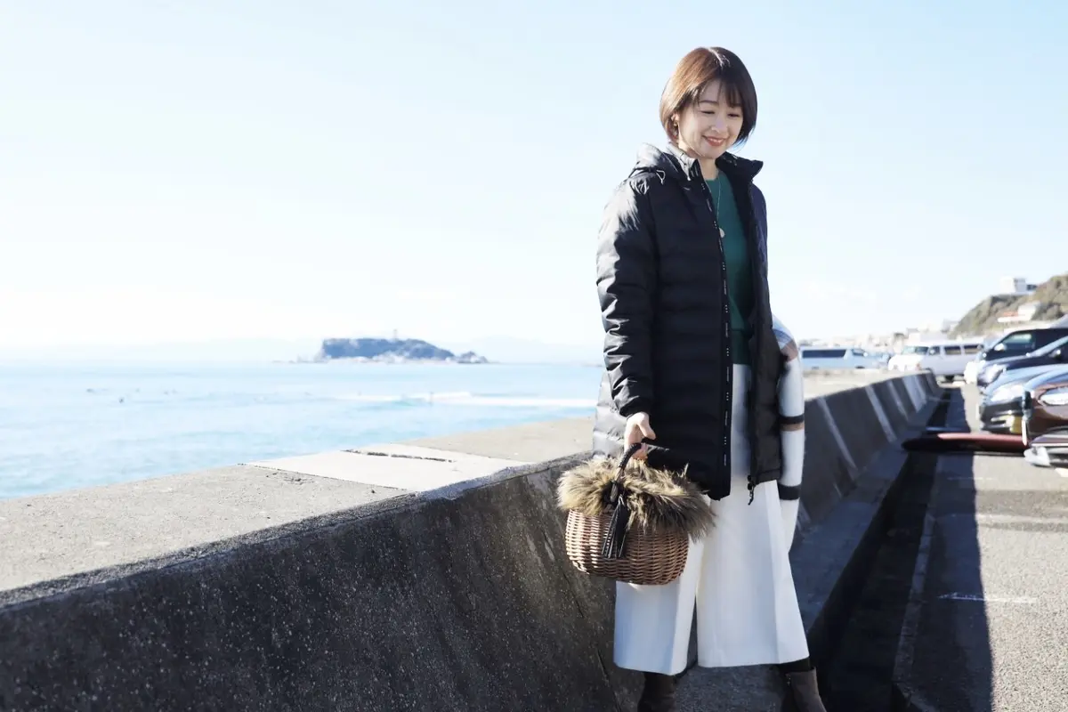 黒ダウンコートはきれいめコーデでの画像_2