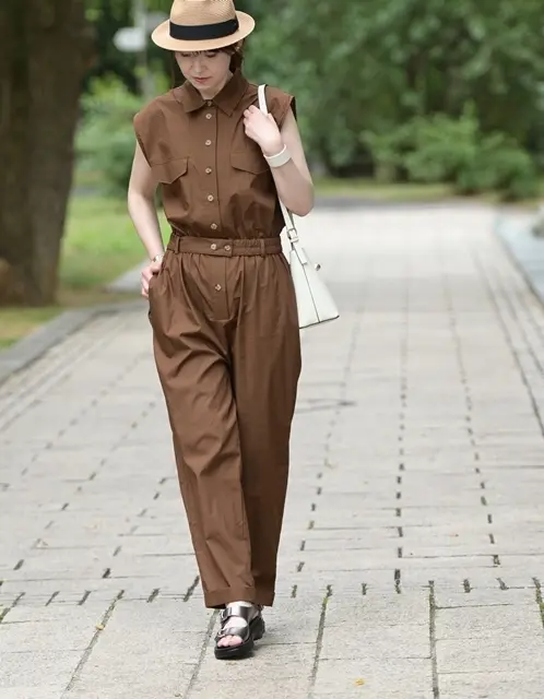 髪はひとつに結んで、帽子もプラスした夏ファッション