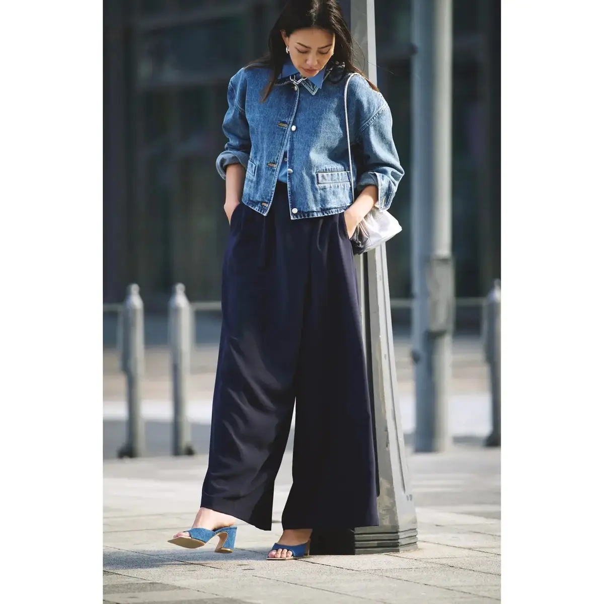 デニムジャケット×ネイビーパンツのブルーグラデ配色が大人のカジュアルをクラスアップする。最低気温16℃｜5/9(金)【50代の毎日コーデ】