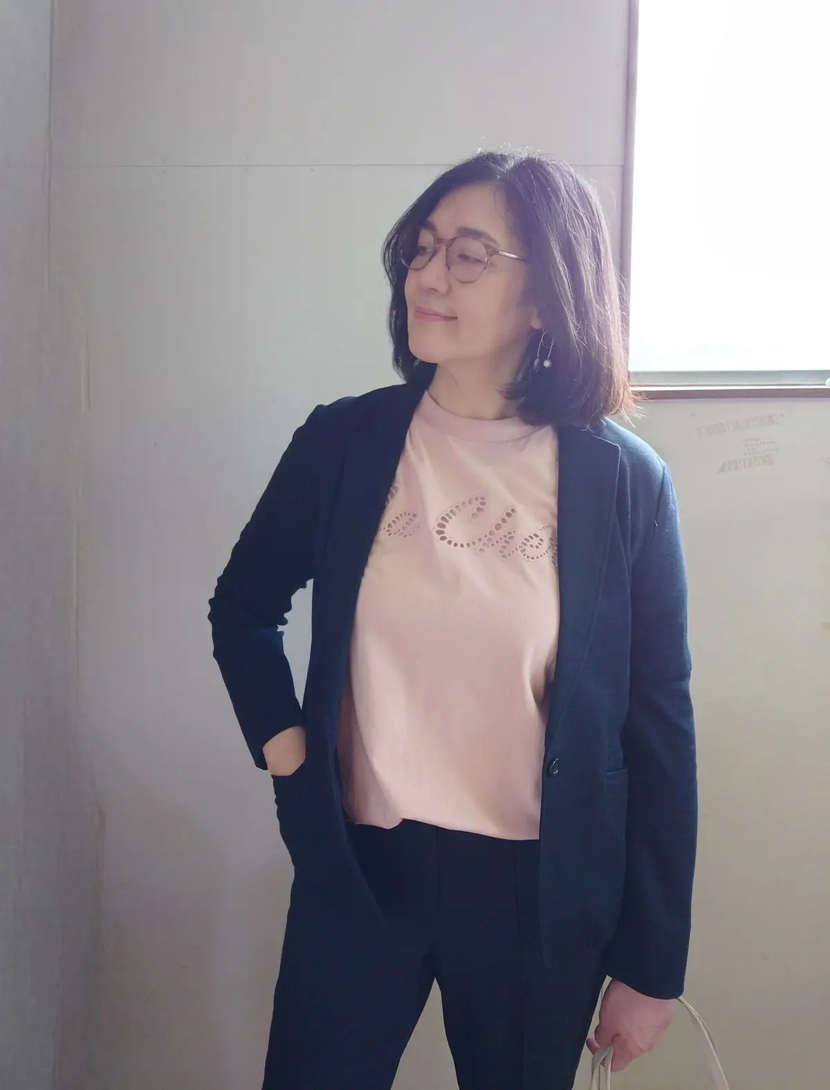 H＆MピンクTシャツにネイビージャケット