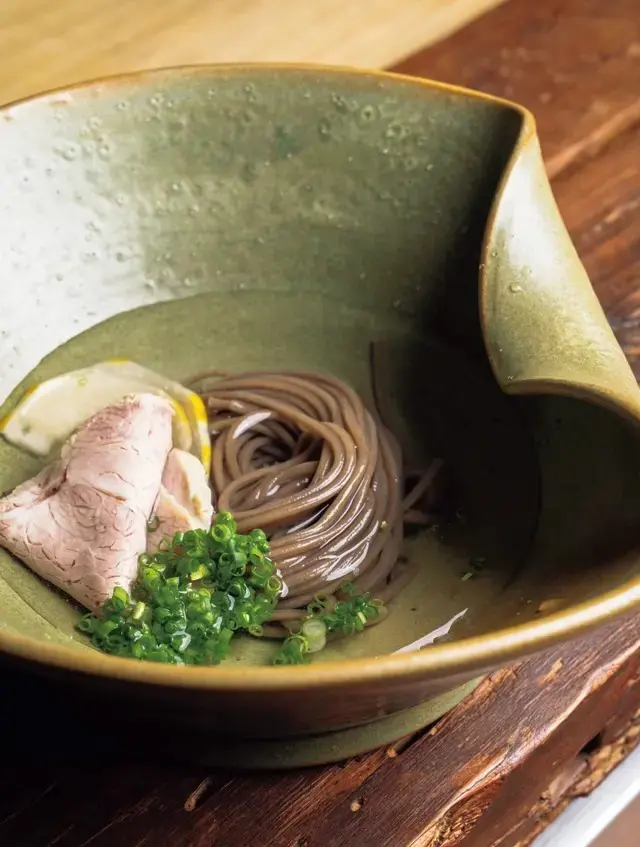 メミル（そば粉麵）を使用した、ゆで豚をのせた冷麵。冷ました豚肉を使うのも北朝鮮の食文化から