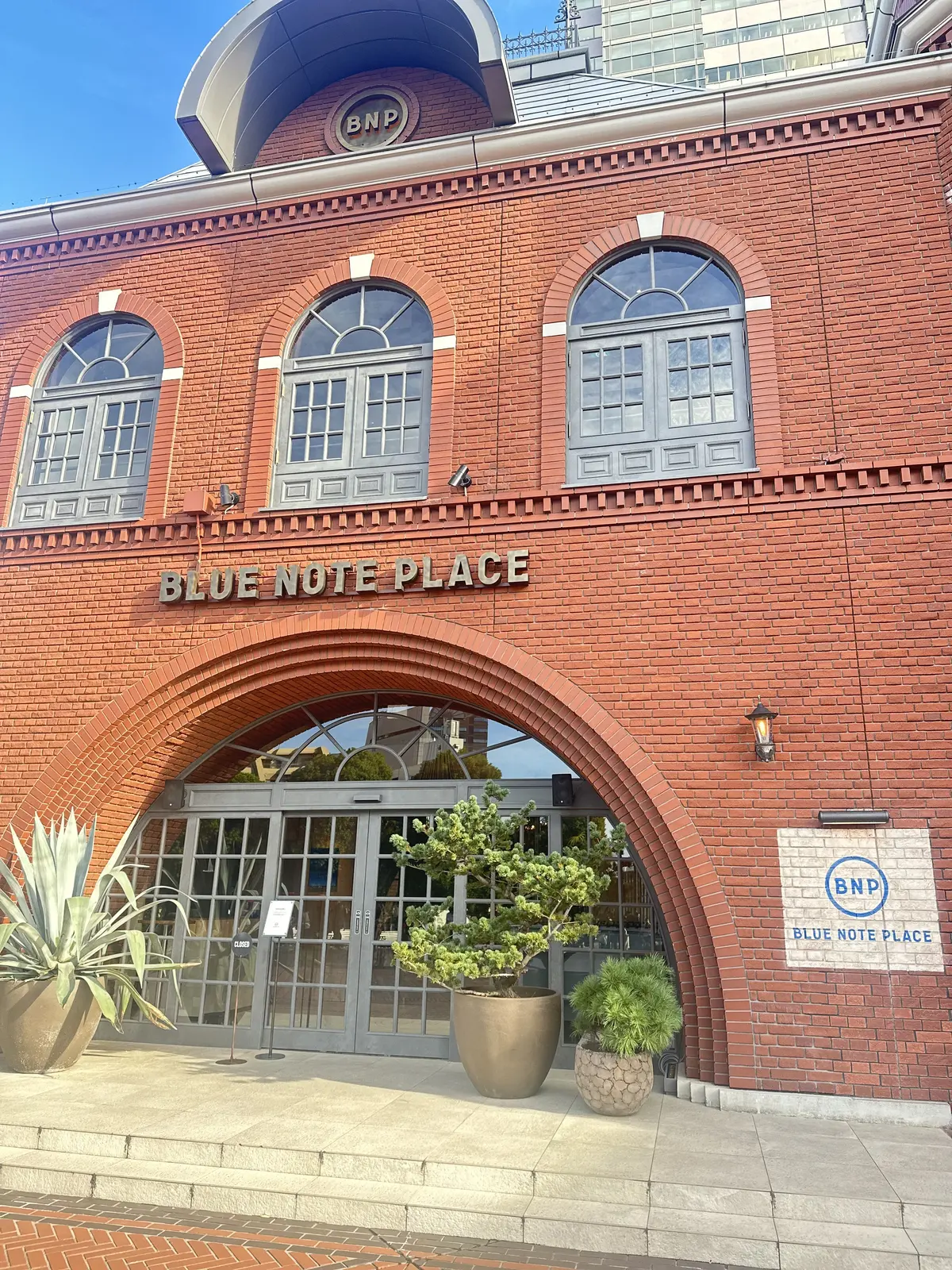 Black×BeigeコーデでBLUE の画像_1