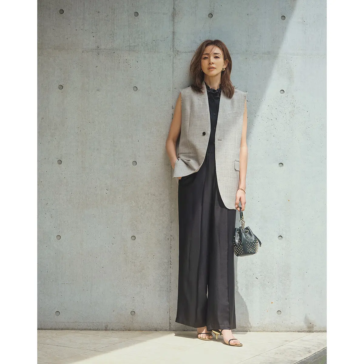 黒トップスとパンツにグレージレのコーデ　モデル・SHIHO