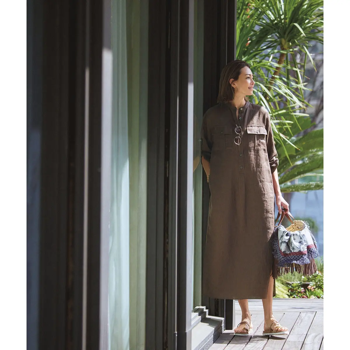 雨上がりの蒸し暑さもリネンのシャツワンピースで品よく爽快に！気温33℃｜7/25(火)【50代の毎日コーデ】