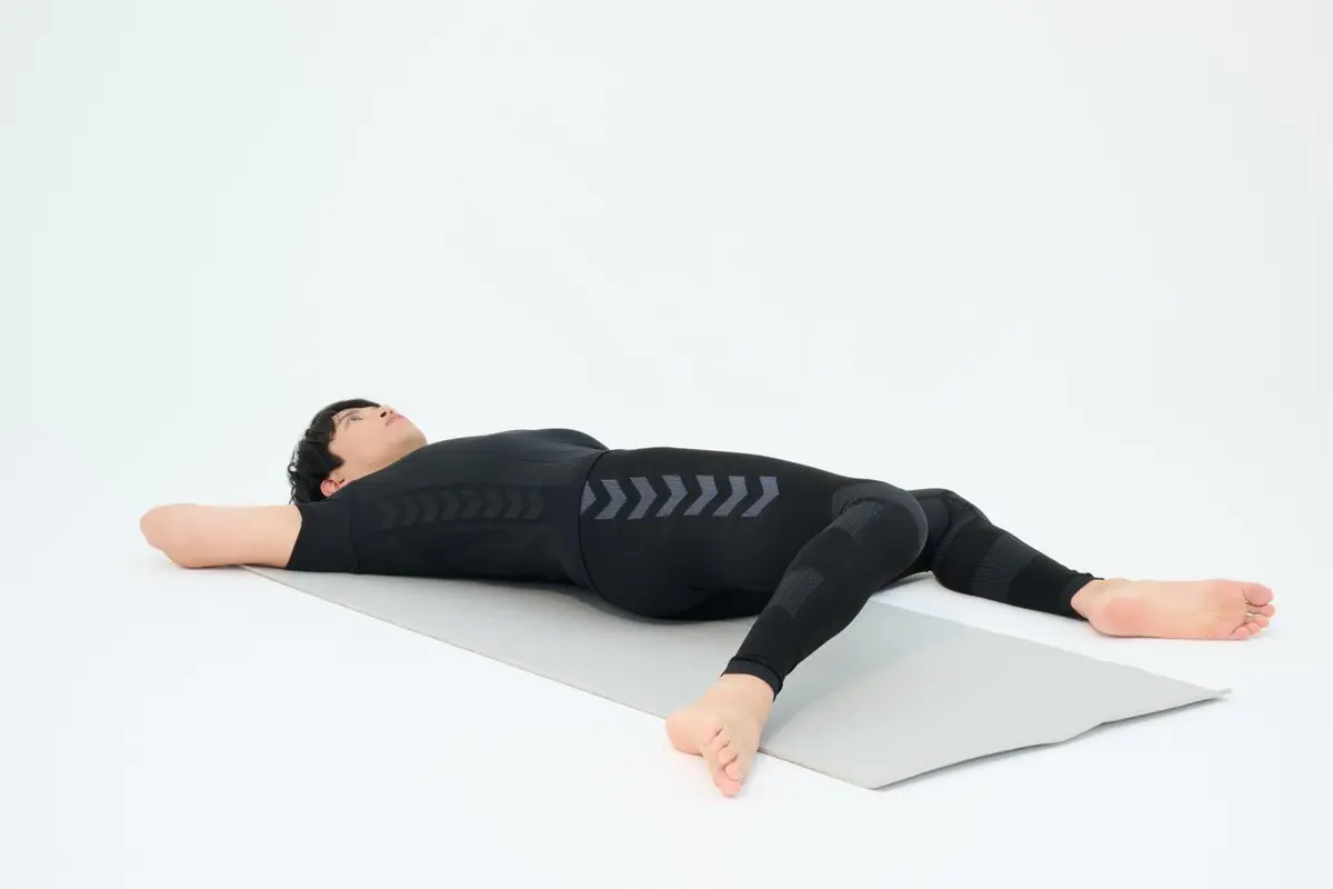 OurAge×Webエクラ　お尻アップダウン_両脚を右へ倒す