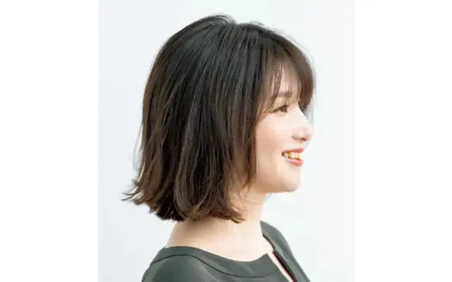 前髪×外ハネ×ハイライトで細毛をボリュームアップ
