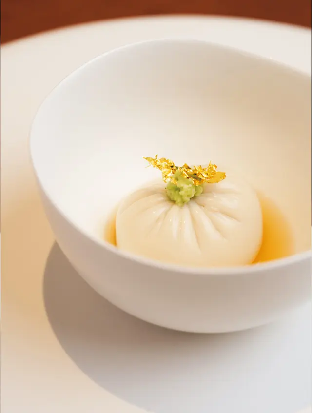 懐石料理にも精通するシェフが韓国の素材を使い再解釈したごま豆腐。日韓交流への思いもこめて