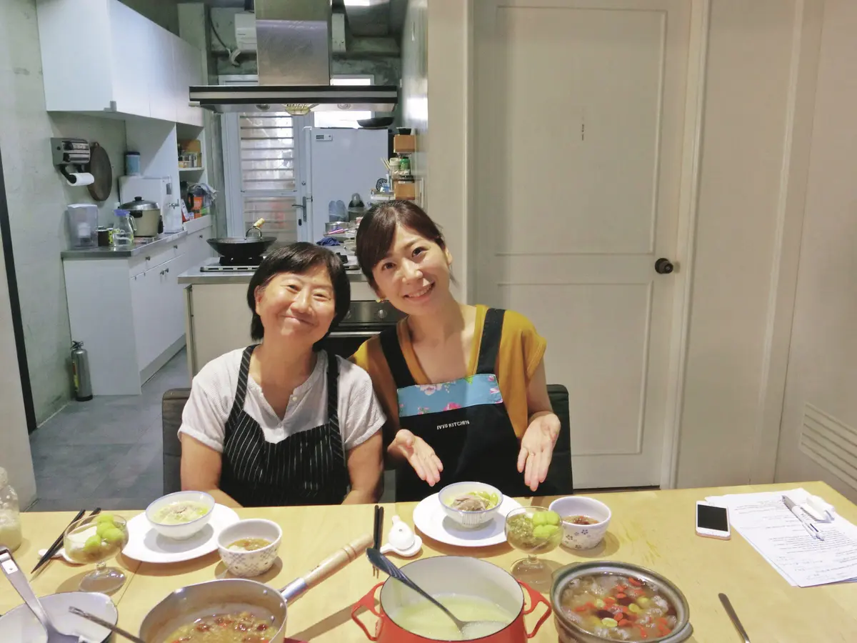 華組　新メンバー紹介　與儀加奈子さん（46歳）　「台湾旅行で知った菜食料理 『素食』に興味をもち、月に数回 台湾へ学びに。先生とは今でも 仲よくさせていただいています」