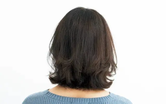 大人のクセ毛を生かしたやわらかい動きのボブ