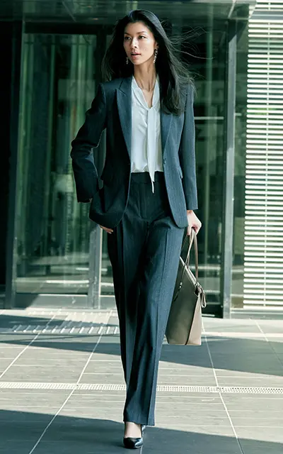 ボウタイブラウスとテーラードジャケットコーデの生方ななえ