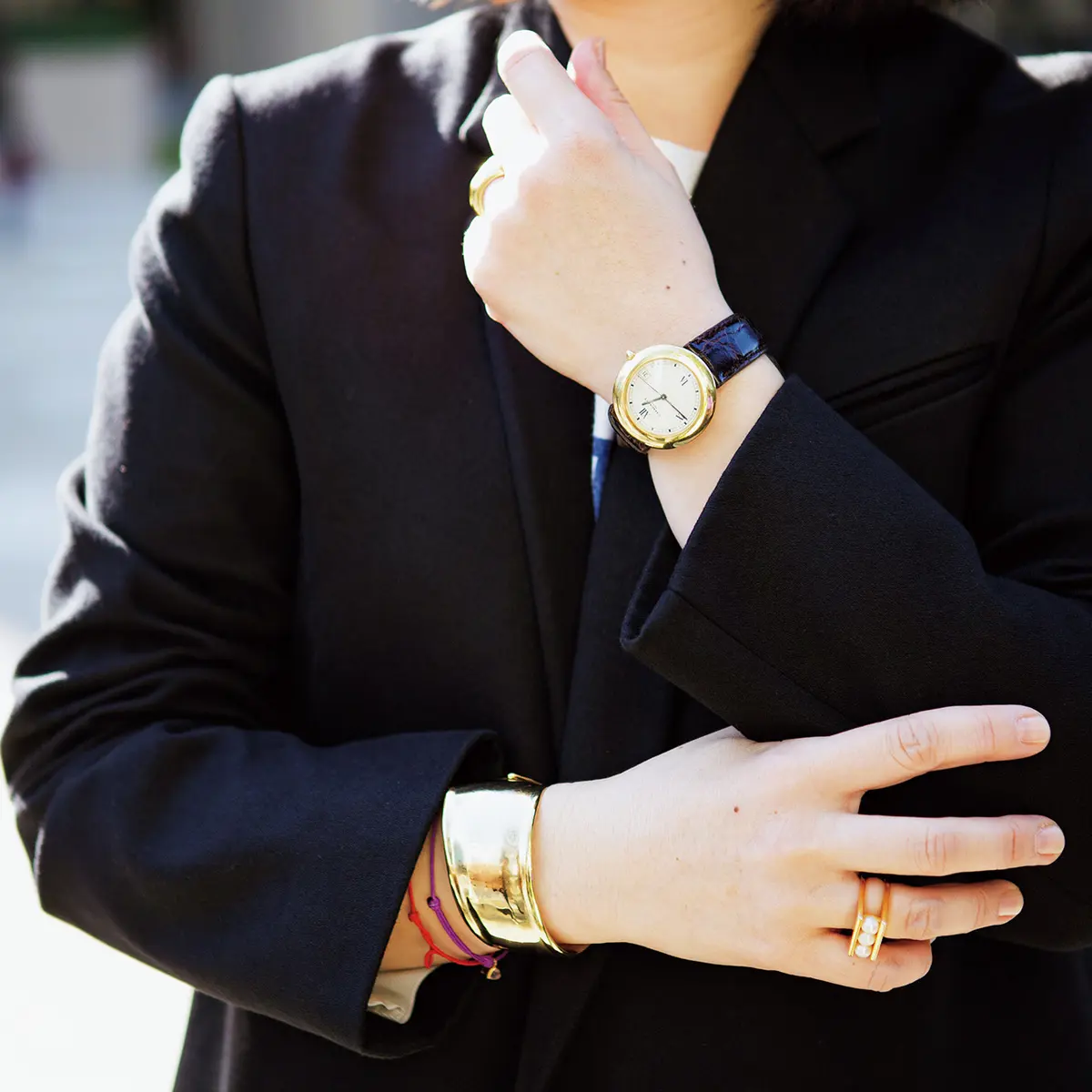 ゴールドの大ぶりジュエリーがこなれたアクセント