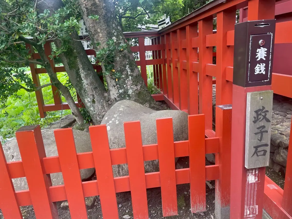 旗上弁財天社奥にある政子石