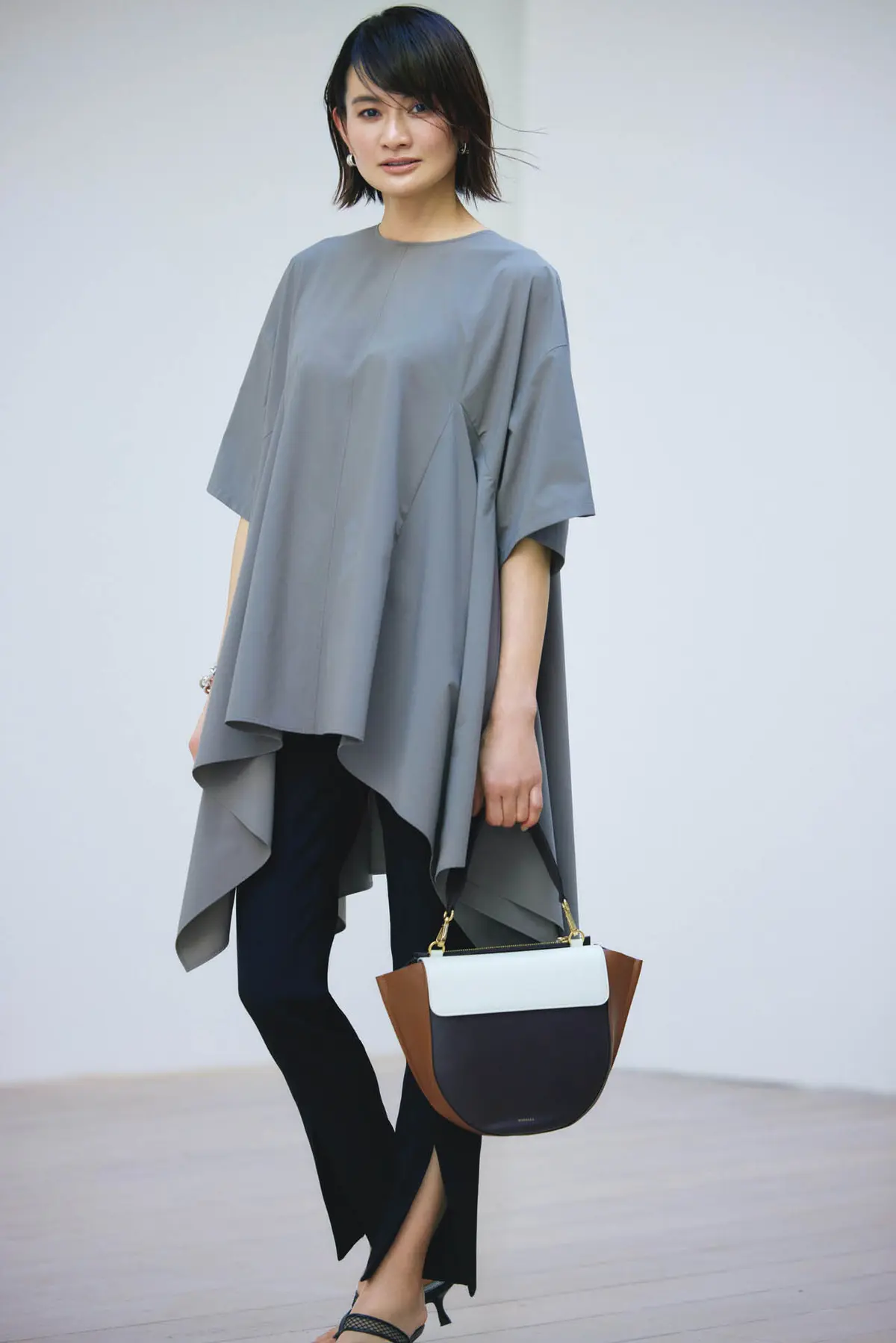 主役を張れるドレープトップスは ストレスフリーな着心地も備えて