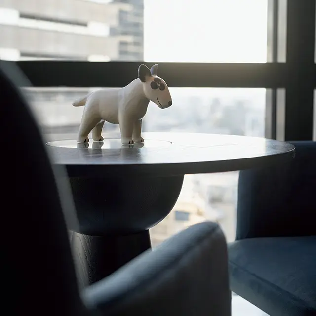 客室にブルテリアのキュートな置物を発見