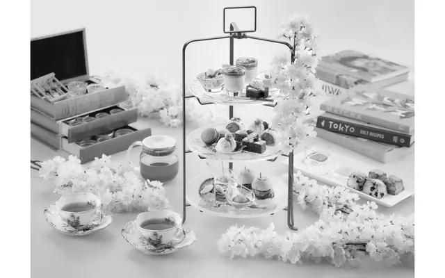 テーブルにはホテルスタッフがセレクトした本が1冊置いてあって