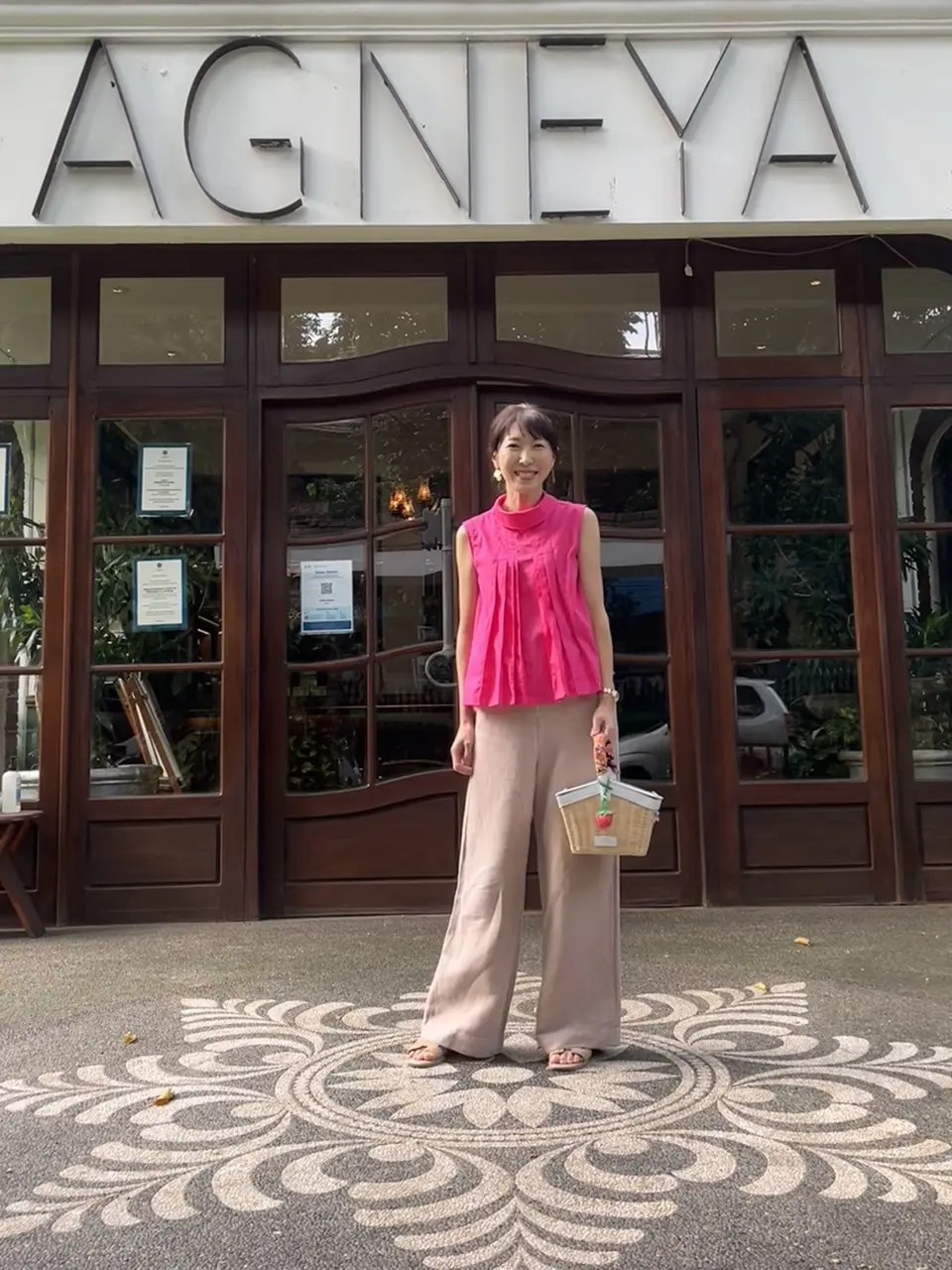 アグネヤ前で　UNIQLOマルニ