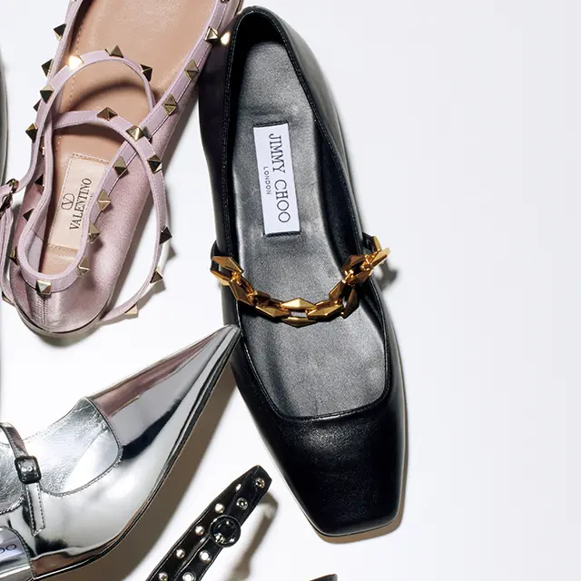 柔らかくて履き心地のよいラムレザーの フラットシューズに、ガツンと効くダイヤ モンドスタッズの太チェーンの存在感。靴 （0）￥108,900／ジミー チュウ