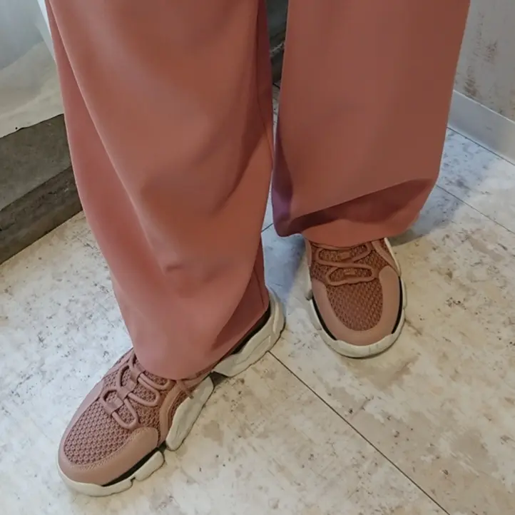 ピンクカラースニーカー